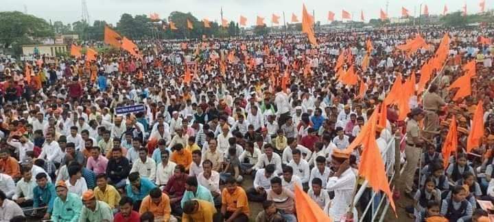 golekarganesh's tweet photo. मराठा समाज हा घटनात्मक आरक्षण मागतोय. 50% च्या आतील ओबीसी यादीतील आरक्षणासाठी तो सज्ज झाला आहे. हक्क हे राज्यघटनेनुसार मागावे लागतात. समाजाने नेहमीच दातृत्व सिद्ध केले आहे.आज मात्र त्याच्यावरच वेळ आलेली आहे.त्यासाठी सर्व बंधने झुगारून तो सज्ज झालाय.शासनाने हे गांभीर्याने घ्यावे. https://t.co/6JUc91EM6s