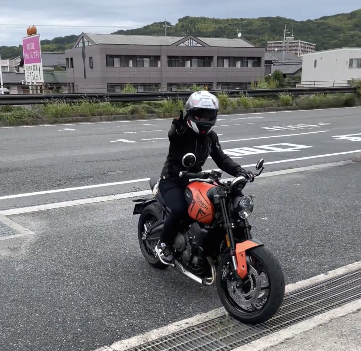 kenkits's tweet photo. @TriumphJapanKK 9月20日
トライアンフ倉敷　トライデント660 はずっと欲しかったです。乗ってみたら椅子が細くて低いから乗りやすい！エンジンも前ぜなつくないから夏でも楽しめる！
Trident 660 マイバイクにしました
#トライアンフ試乗 https://t.co/NvLswcdKBI