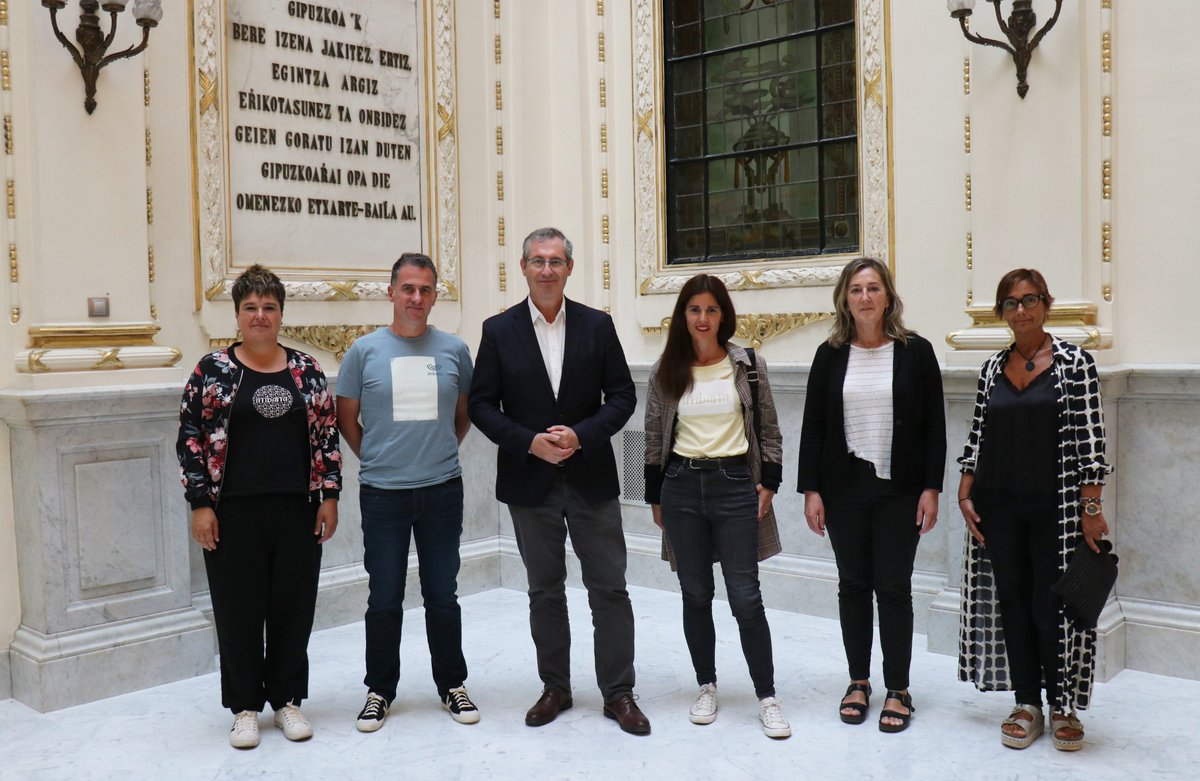 EHIkastolak's tweet photo. Ibarrako @UzturpeIkastola-n ia dena prest dute @kilometroak jairako, eta berau aurkezten ari dira. Gaur, Gipuzkoako ahaldun nagusi @MarkelOlano eta @BNGipuzkoa-ko lehendakari Xabier Ezeizabarrena gonbidatu ditugu jaira. Mila esker harrerarengatik! https://t.co/FSC2WSFpUi