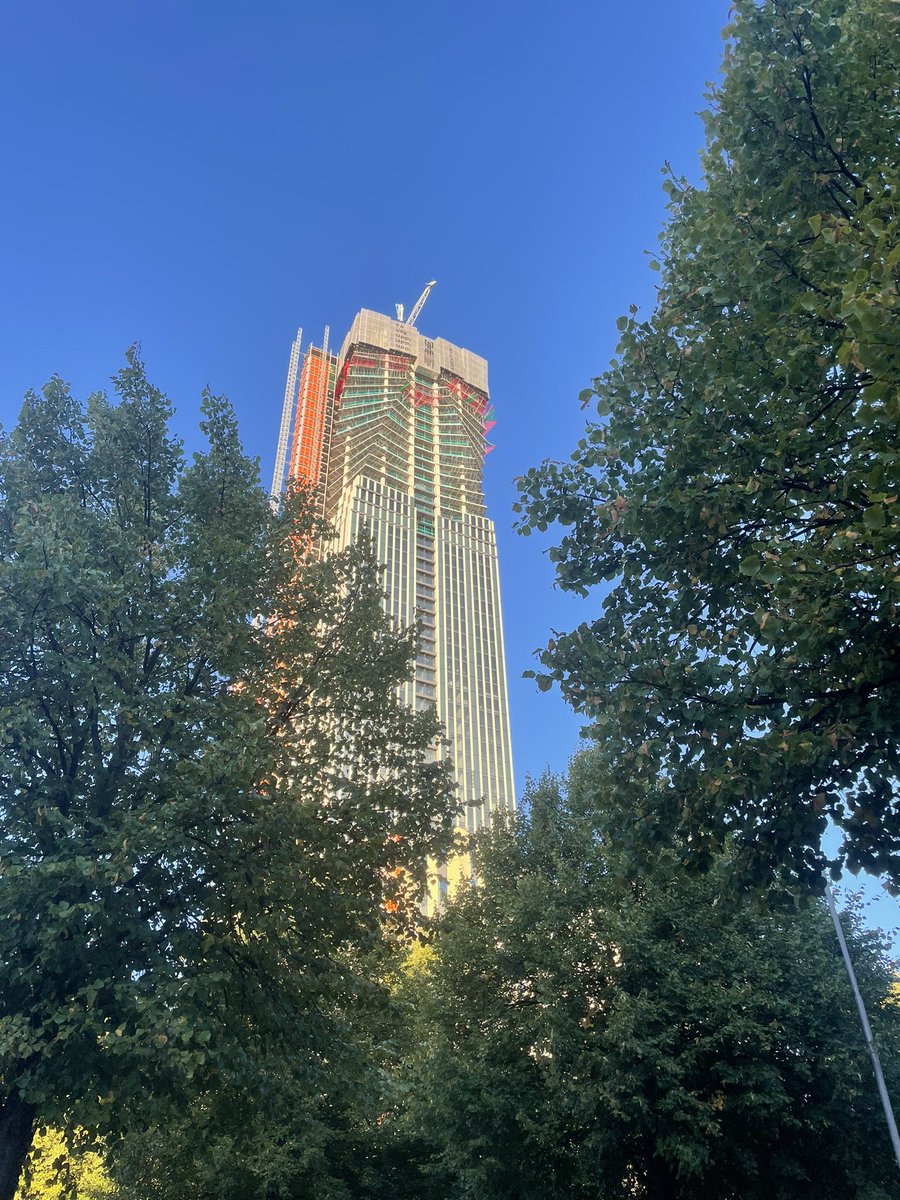 Anebybo's tweet photo. Från och med idag ligger Sveriges(och Nordens) högsta byggnad på Hisingen! 🏗🏗🏗 https://t.co/KYvHt8Xlo9