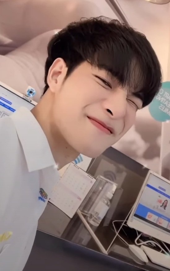 ArtpakpoomBR's tweet photo. O Amor me disse que é tão bom amar , então eu escolhi amar você  ♥️ #Artpakpoom https://t.co/1iAxHDBSrx