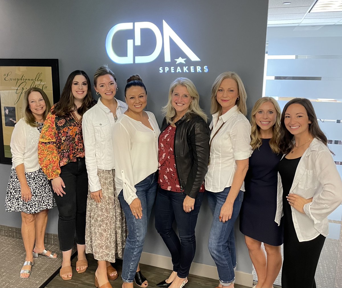 GDASpeakers's tweet photo. Redefining innovation through simplification and curiosity. What a treat to have Lisa Bodell drop by GDA's home base in Dallas to kick start our week!
#GDASpeakers #futurethink #keynote #speaker #keynotespeaker #innovation #simplification #curiosity #companyculture #killrules https://t.co/VrcDOcw6OV
