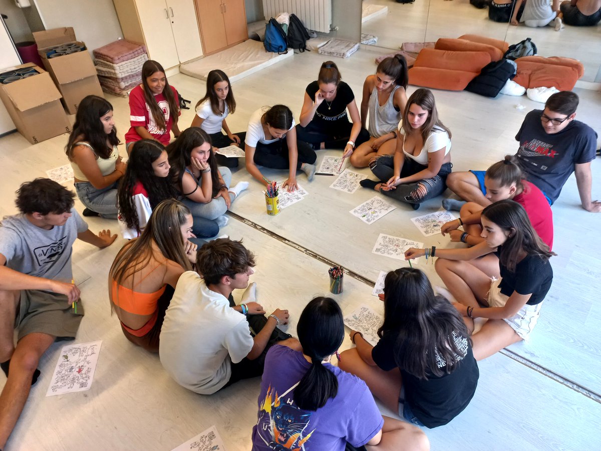 aanglad2's tweet photo. Avui treballem els rols dins el grup a projectes de Tapd2 @INS_Pla_Marcell https://t.co/r6jxkeKtKl