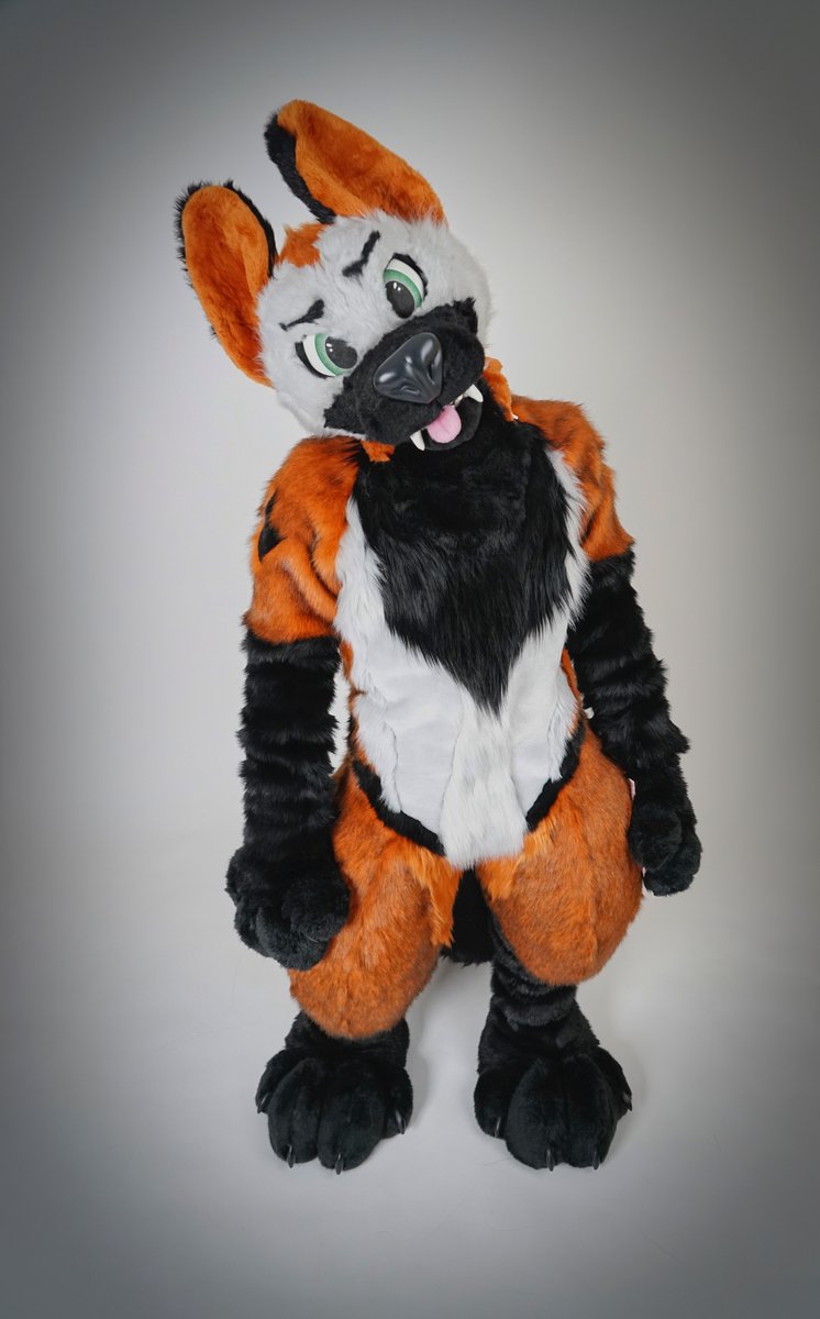 WaggeryCos's tweet photo. .@CeeFawks is now a full fuzzy! Completed the body Olen! ...just look at those legs and curves! 💯 ^.^ https://t.co/uvZiCGaWS5