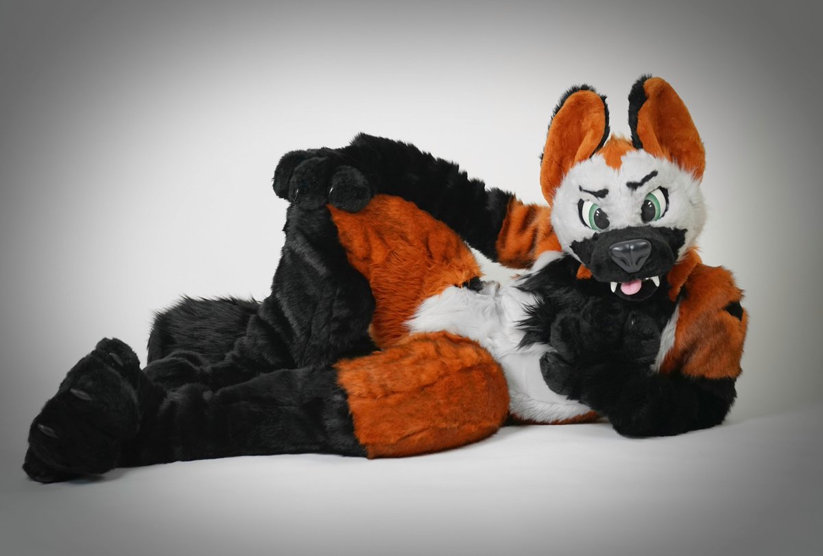 WaggeryCos's tweet photo. .@CeeFawks is now a full fuzzy! Completed the body Olen! ...just look at those legs and curves! 💯 ^.^ https://t.co/uvZiCGaWS5