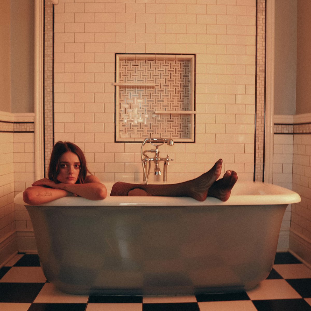 charlottelawr's tweet photo. my body, my body feels like winter
and i stayed in bed until dinner
i don’t feel the way i look anymore </3 https://t.co/FwDhJ7eYmF