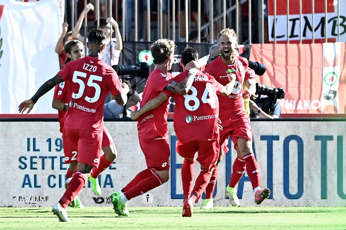 Complimenti ragazzi! Prima vittoria in Serie A 💪💪

Forza Monza ⚪🔴

#ForzaMonza #ACMonza #Monza #MonzaJuve