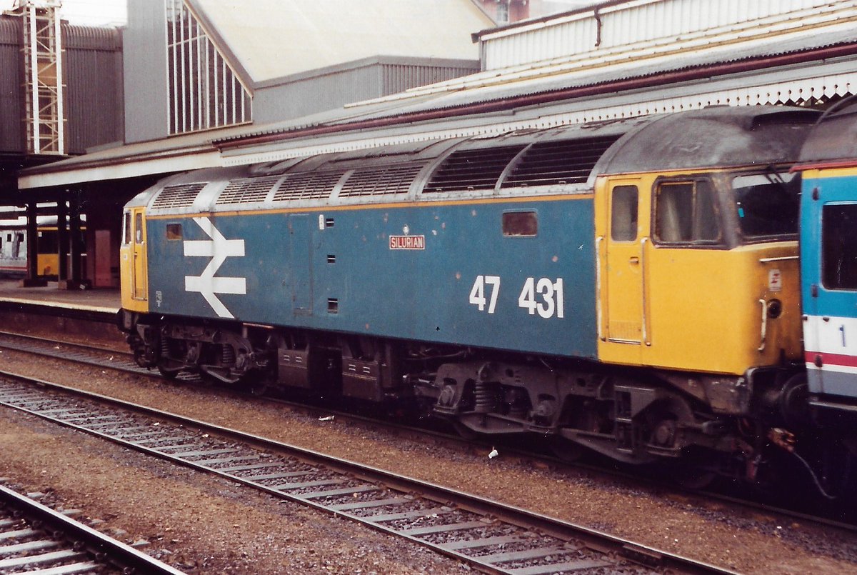 SalopianLyne's tweet photo. Reading Station 24th April 1992
British Rail Class 47/4 diesel loco 47431 in large logo colours & Tinsley Depot painted name 'SILURIAN'
Class 104 DMU lurking in the bay in the background....
#BritishRail #Reading #Silurian #Class47 #trainspotting #Class104 #DMU #Tinsley 🤓 https://t.co/VzyB8g2sJT