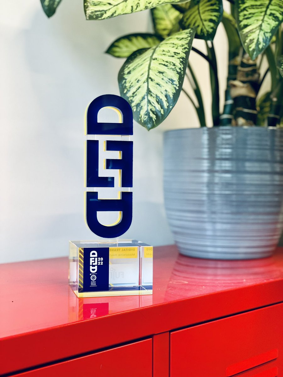 Da ist dat Ding. Ich flippe aus 🤩🏆 

Danke ans <a href="/gd_women/">Global Digital Women</a> x <a href="/DB_Bahn/">Deutsche Bahn Personenverkehr</a> Team für die #DFLA2022 Auszeichnung und Stage, die ihr <a href="/BloXmove/">bloXmove</a> und mir damit ermöglicht: #journeytodiversity in #mobility x #power