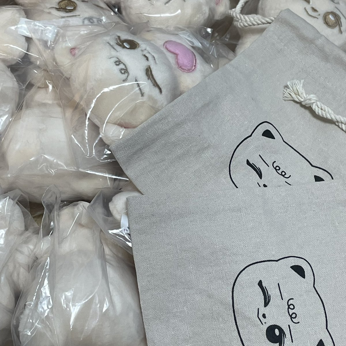 BBomning's tweet photo. 뽐닝이와 더스트백의 재고 판매가 내일 저녁 10시에 시작됩니다💕 재고 판매폼은 판매 한 시간 전인 9시에 올라갈 예정입니다. 뽐닝이와 더스트백 재고판매의 경우 수량이 한정되어 있으니 구매를 원하시는 분들은 해당 시간에 맞춰 구매 부탁드립니다😍 https://t.co/32d7pRmYyO