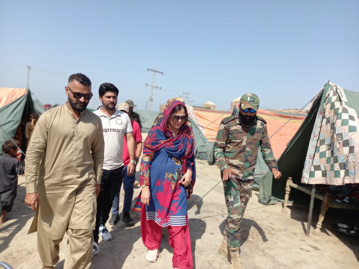 PTISindhOffice's tweet photo. دادو میہڑ کے علاقوں میں قائم ریلیف کیمپس میں اور پاک نیوی کے تعاون سے کشتیوں میں امدادی سامان لیکر مختلف گاوں میں امدادی سامان تقسیم کیا۔
@ghazalasaifi_
@shikoh_safvi
#InsafReliefProgram
#SindhFloods2022 https://t.co/hqUNILQ4Ad