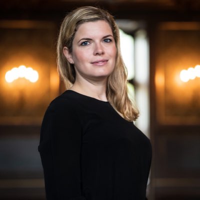 AnnaVingtoft's tweet photo. Nyt job = nyt profilbillede. Pr. 1. sep. startede jeg som strategi- og transformationschef i @DanskErhverv. Vi sætter vores medlemmer og #rammevilkår først, og mit nye job er at gøre vores organisatoriske muskel endnu stærkere end den allerede er 💪🏼 #jobnyt https://t.co/bL5ASZML3c