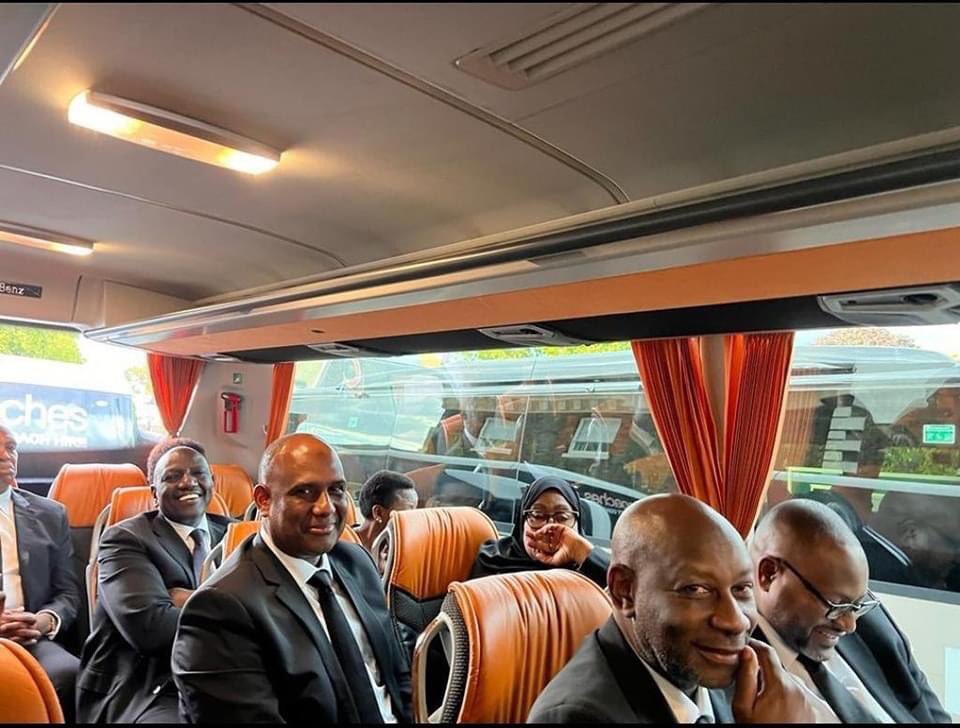 JubaEyeOfficial's tweet photo. Kenya's President William Ruto, Tanzania's President Samia Suluhu and other African leaders rode in a bus to attend Queen Elizabeth II's state reception in the UK.

USA's President Joe Biden was allowed to ride in his bulletproof limousine. 
#SSOT https://t.co/DNzRdKT5Se