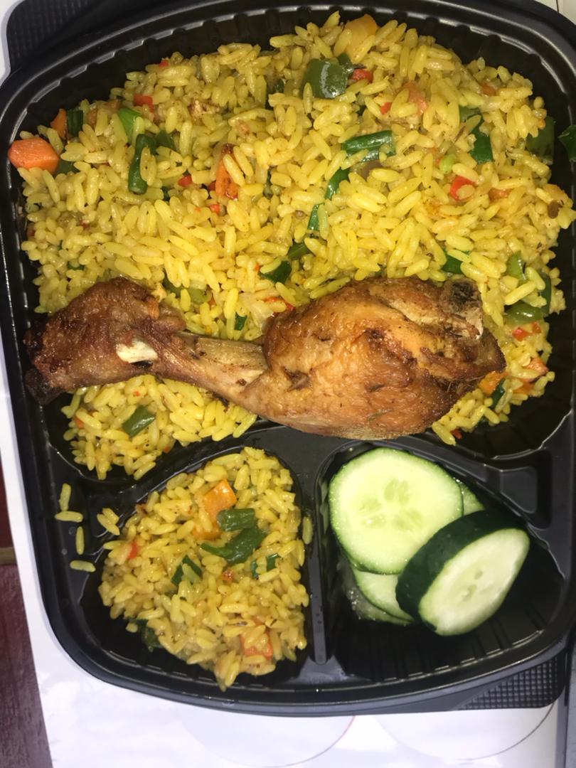 BigGsKitchen1's tweet photo. This is the perfect lunch pack for people who love 'jara'😂
You see that tiny, little space, you can give your friend/colleague who'll be watching you and drooling uncontrollably 😂🤤
Anyways, this fried rice is soooo yummy guys!!! You should try us out😍😎
Taste 'n' Tell😋 https://t.co/EMjsSdolF2