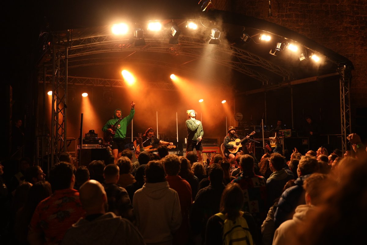 gbayfm's tweet photo. What a weekend! @roisindubhpub @StrangeBrewIrl #FallRightIntoPlace @thescratchmusic https://t.co/FbfdwEEUl8