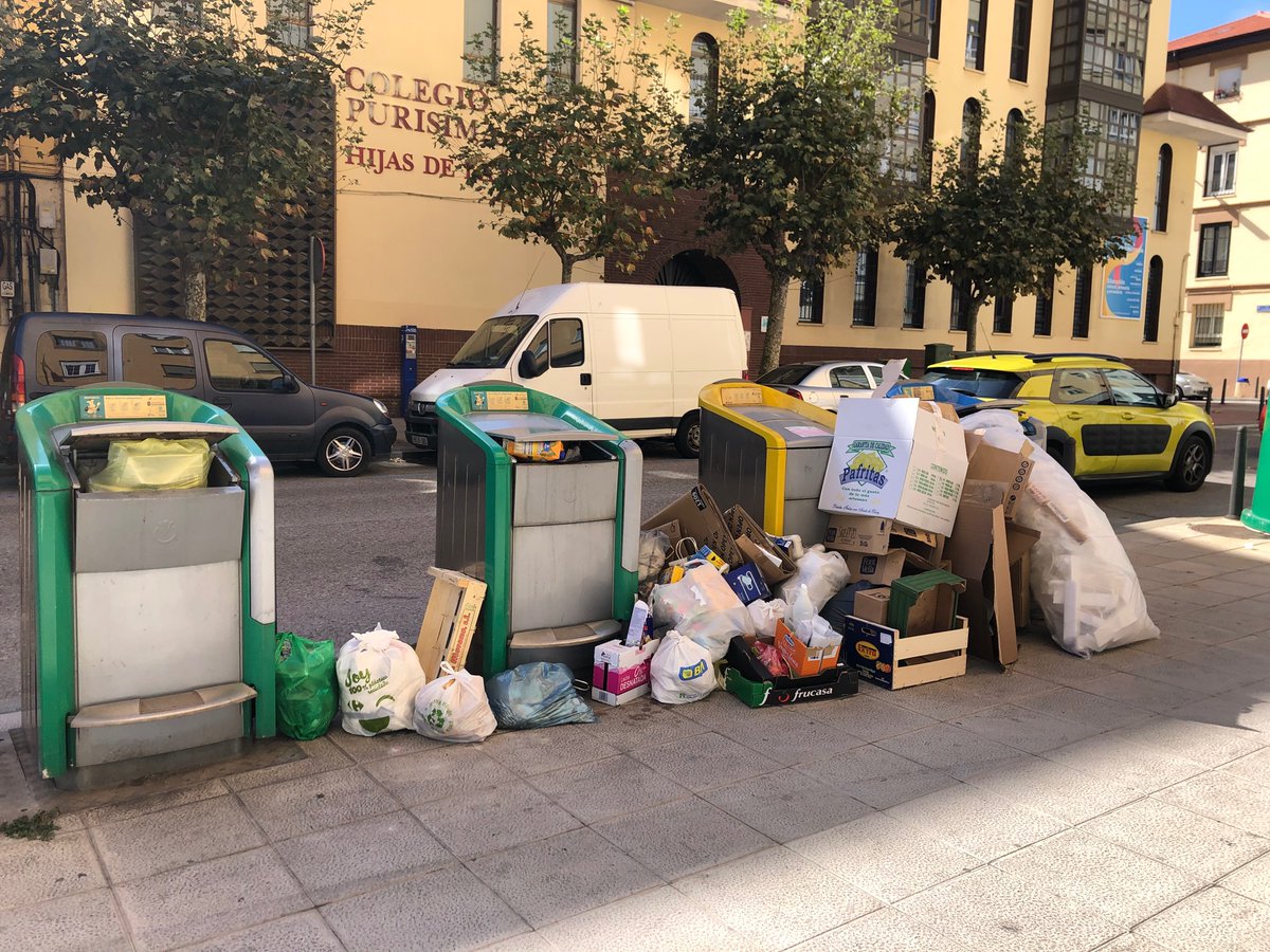 williamffog's tweet photo. Pasad por la calle alta y la limpiáis de paso, así luce esta mañana. #santandersucio https://t.co/1cjC2BQPLI