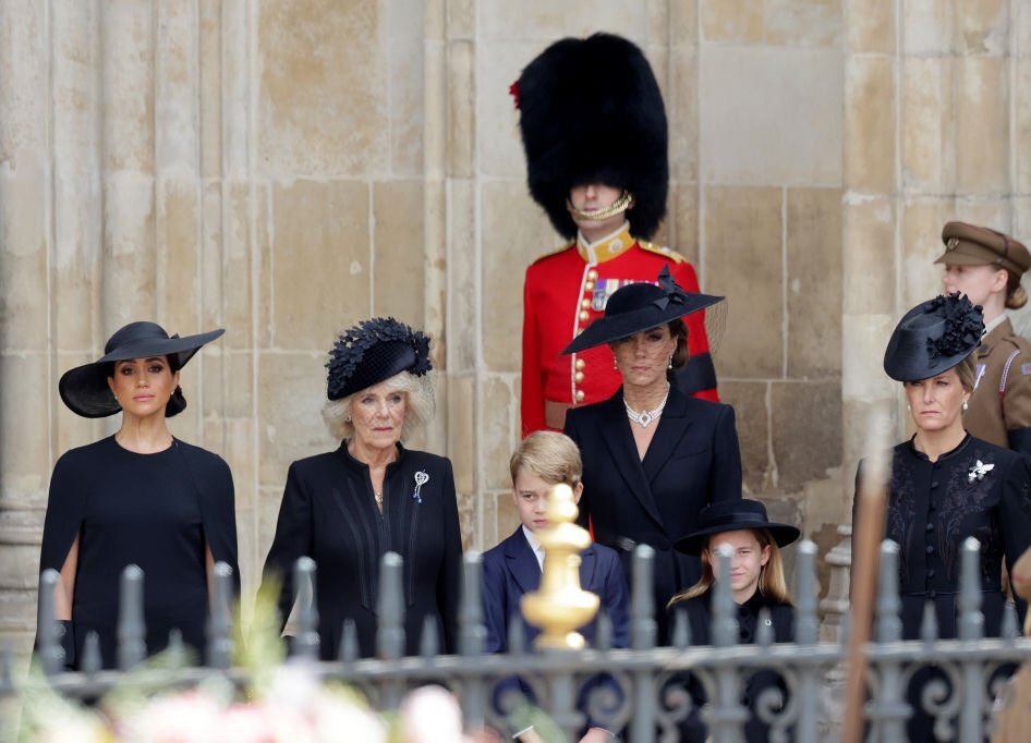 IsaMbandi's tweet photo. Leonardo Da Vinci once said “Simplicity is the ultimate sophistication”. All these woman full of adornments, Kate wearing a choker fresh out of the Queen’s vault with a veil and big earrings, and still, the one who stands out is Meghan. #MeghanMarkle #DuchessMeghan https://t.co/3Xjy0oMjUP