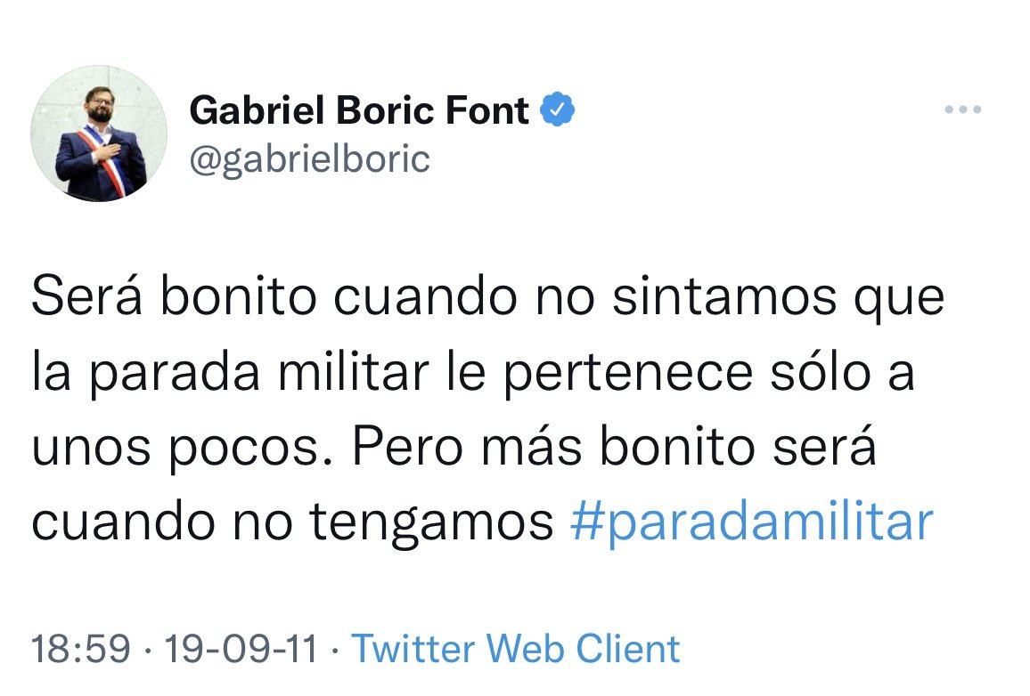 CARLOSKAIZEN3's tweet photo. Quien te vio y quien te ve.. Tu pasado te condena #MerluzoVerguenzaMundial #PifiaABoric #PifiaderaNacional #parqueohiggins #ParadaMilitar2022 https://t.co/65Dhfe7Tq1