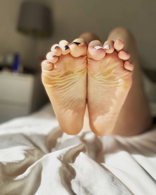 Black or white 🖤🤍 https://t.co/r0pzZtMYU3<a href="/tag/feet"class="tags"><span>#feet</span></a><a href="/tag/uk"class="tags"><span>#uk</span></a><a href="/tag/rednails"class="tags"><span>#rednails</span></a><a href="/tag/fishnets"class="tags"><span>#fishnets</span></a><a href="/tag/toes"class="tags"><span>#toes</span></a><a href="/tag/f"class="tags"><span>#f</span></a><a href="/tag/anklet"class="tags"><span>#anklet</span></a>