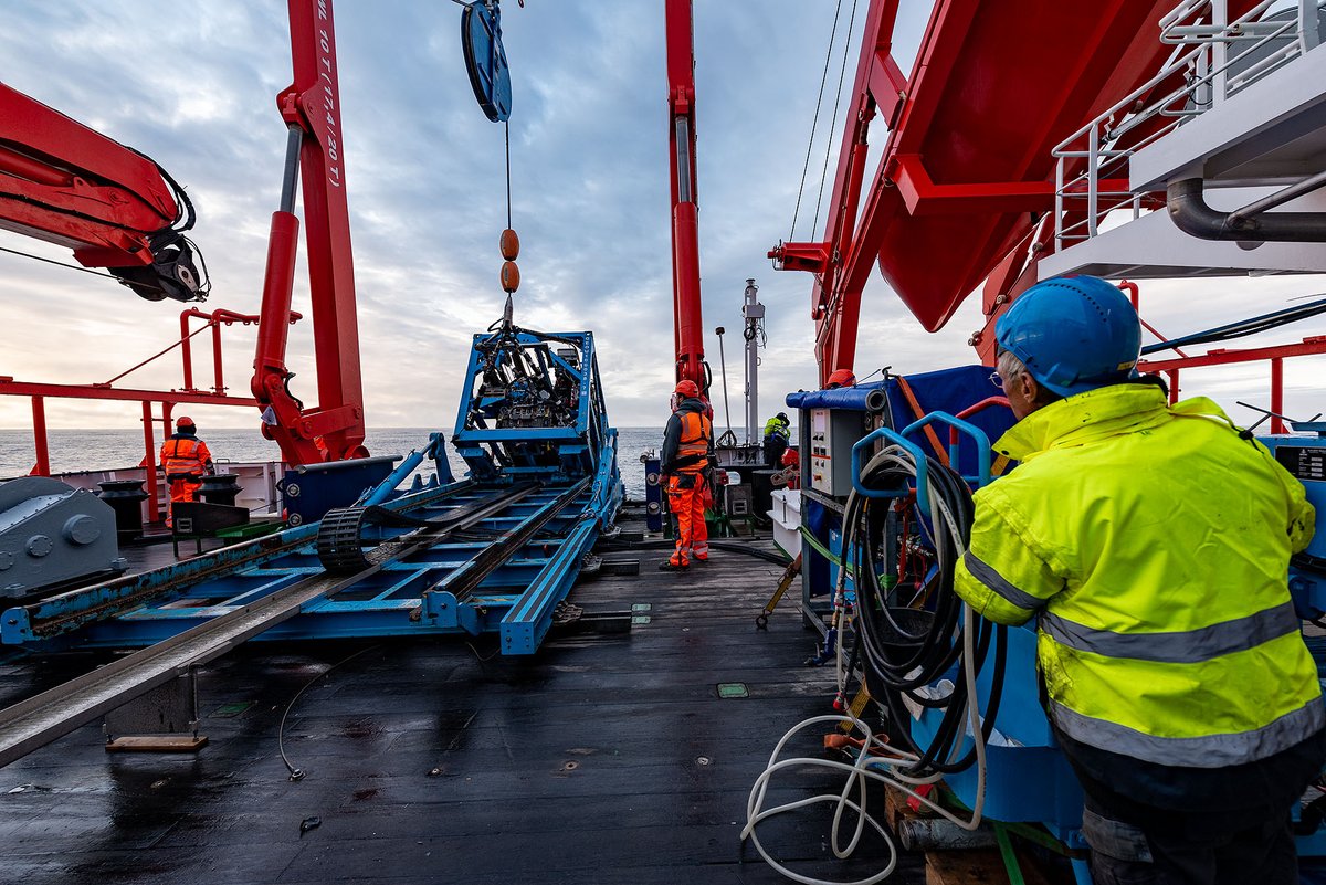 VolkerDiekamp's tweet photo. this morning the second #mebo200 deployment on #msm111 startet at Station GeoB25220 #lifeatsea #oceandrilling #baffinbay https://t.co/21AbXdIrIU