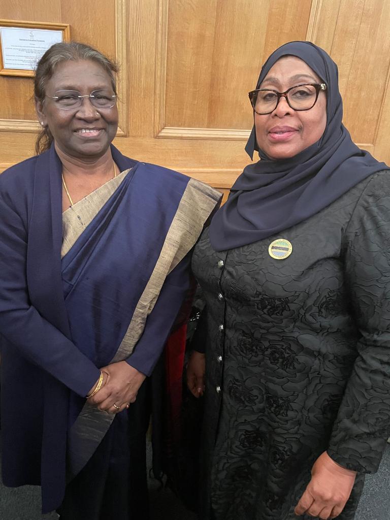 rashtrapatibhvn's tweet photo. President Droupadi Murmu met the President of Tanzania, Samia Suluhu Hassan, in an official reception at the State Funeral of Her Majesty the Queen Elizabeth II. President Hassan is the first woman president of Tanzania. https://t.co/J09cKu7IVt