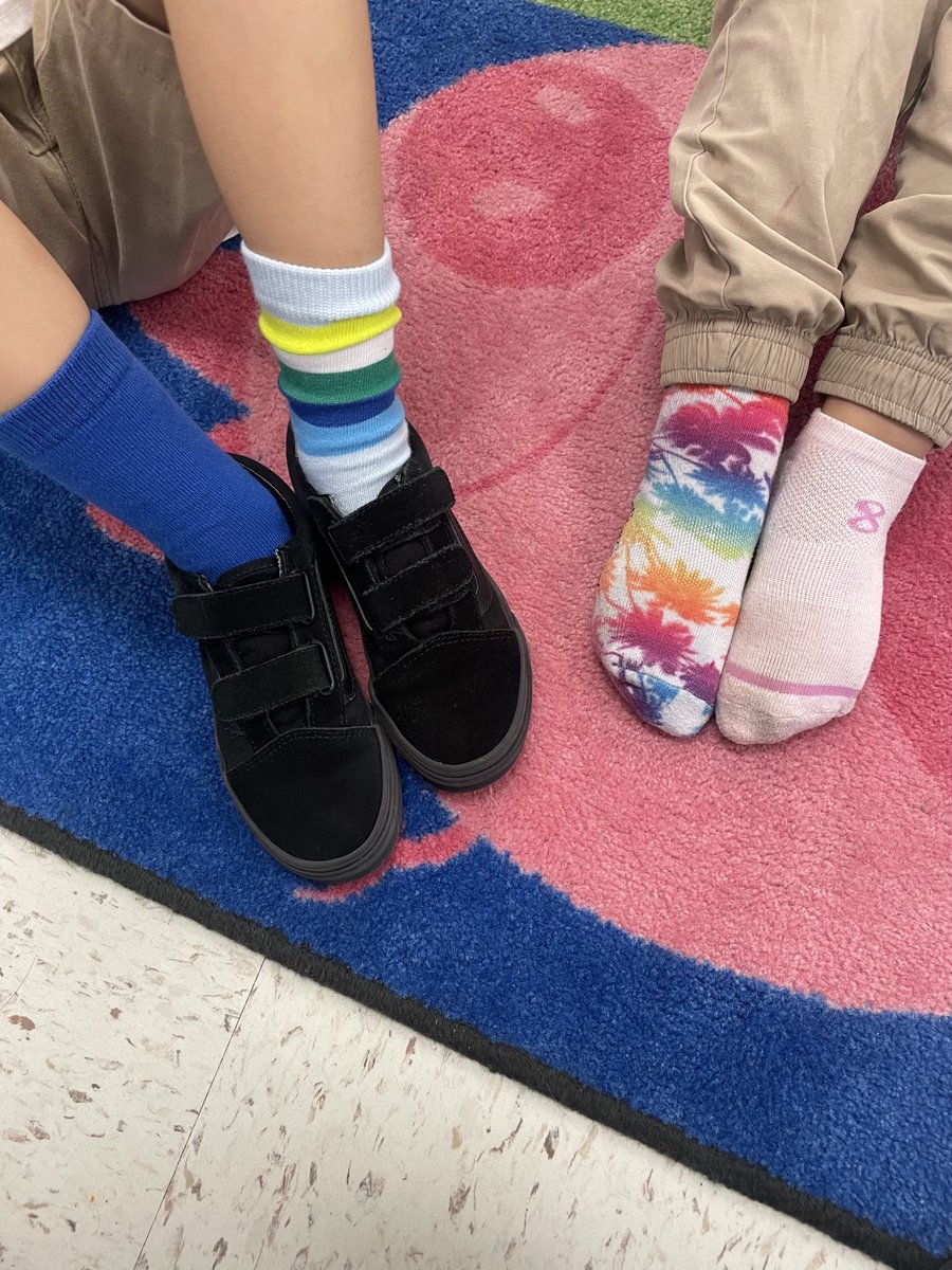 MariaSa04417256's tweet photo. #GoGetItWeek ⁦@HBGonzalezPLA⁩ 
We are crazy about College. 😃 https://t.co/sJ4GNlgRUA