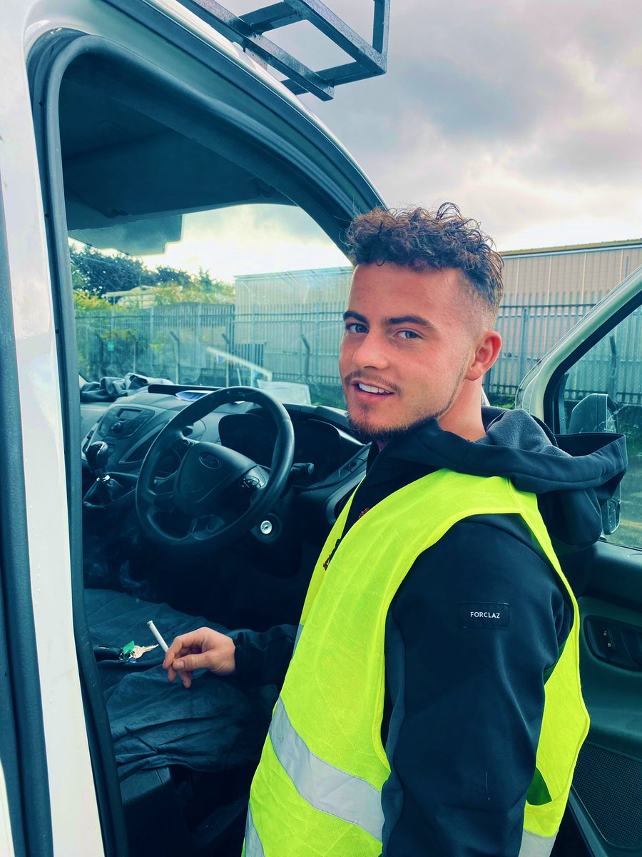 Nathansworld777's tweet photo. #tradiegear #hivis #worker #tradie #roofer #workboots #mensboots #van #backofvan #intheback #vanfun #manchester #manchesterlad #QueenElizabethII #bigdickstud #bigdick #hornyworker What You Thinking @MancTradieLad ? https://t.co/01v4yBeShe