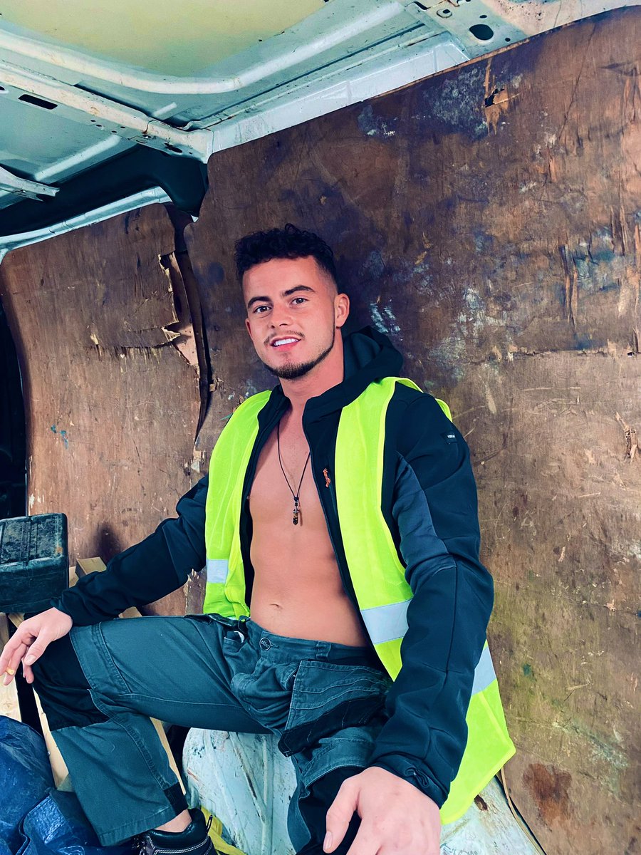 Nathansworld777's tweet photo. #tradiegear #hivis #worker #tradie #roofer #workboots #mensboots #van #backofvan #intheback #vanfun #manchester #manchesterlad #QueenElizabethII #bigdickstud #bigdick #hornyworker What You Thinking @MancTradieLad ? https://t.co/01v4yBeShe