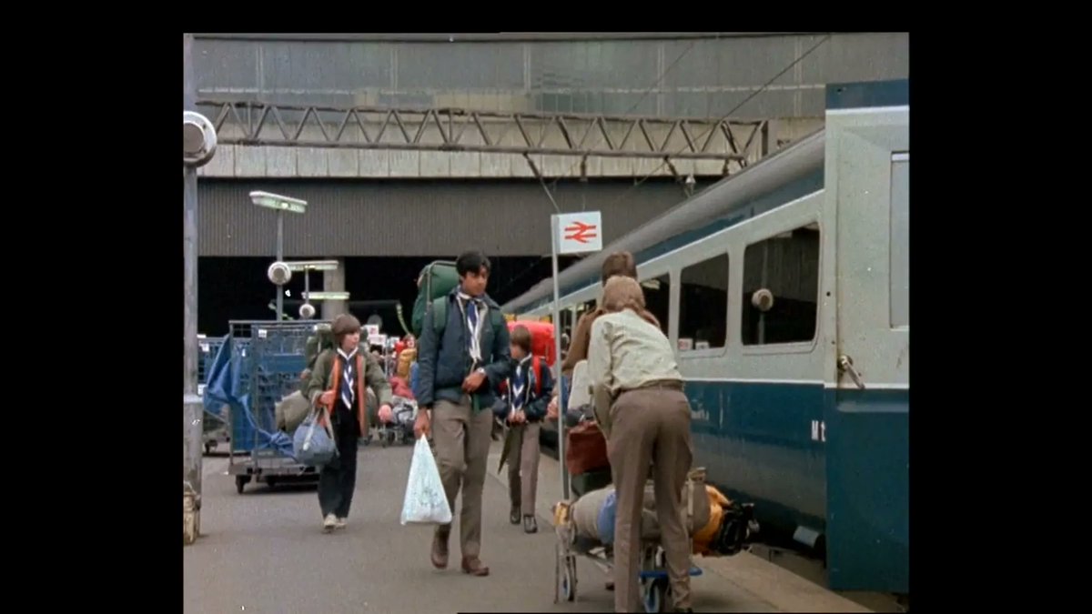 TalkingPicsTV's tweet photo. Back to the 70s with this British Transport Short 4:50pm DISCOVER BRITAIN BY TRAIN (1978) Narrated by #BrianRedhead @BTF_Films https://t.co/9znuCdeVGi