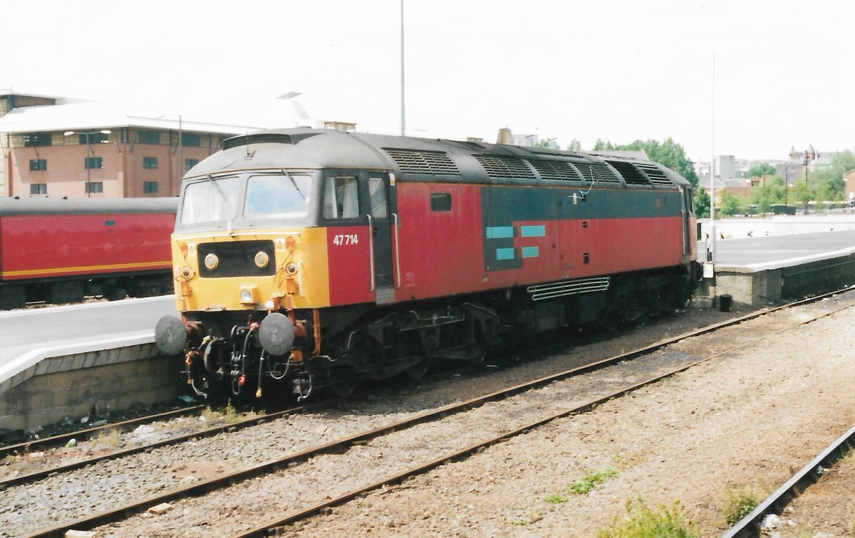 SalopianLyne's tweet photo. Norwich 13th July 2002
British Rail Class 47/7 diesel loco 47714 in Rail Express Systems Red & Grey stands idle in the sidings
Still extant today with Harry Needle for use at the Old Dalby test track
#BritishRail #Norwich #Class47 #RailExpressSystems #trainspotting #diesels ๐ค https://t.co/n9UguBz23Q