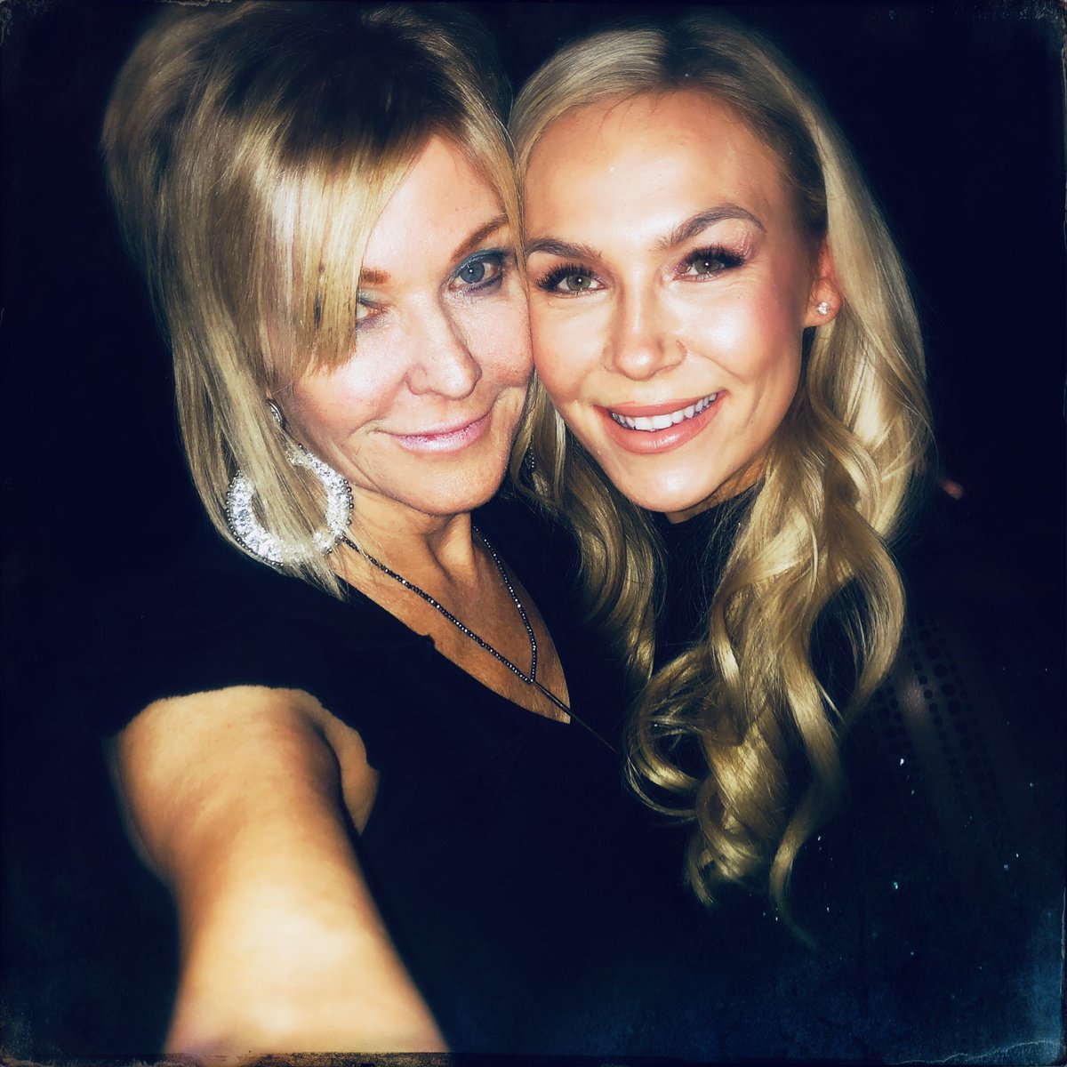 Always fun seeing my pretty friend <a href="/teigsxo/">Teigen Gayse</a> <a href="/CCMAofficial/">CCMA</a> 💋⭐️🌸🌸 #newmusiccominsoon!