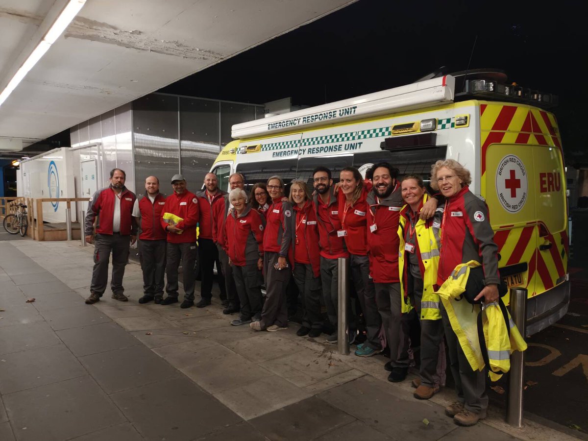JessDawson40's tweet photo. The last super team supporting the public while they queue to pay respects to her Majesty, then some of the team paying their own respects to our wonderful patron…thank you ma’am 🇬🇧@BritishRedCross https://t.co/CQEWGUEWlC