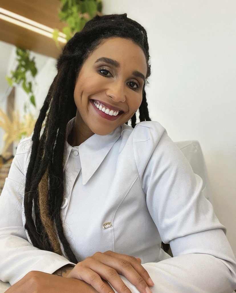 TeresaCristina's tweet photo. Dra @monanuness é dermatologista e atua com foco em beleza vegana e natural. Criou a primeira clínica de dermatologia com especialidade para este público. No instagram , compartilha dicas valiosas de alimentação, cuidados com a pele e sustentabilidade 🖤🍀
#elogieumamulherpreta https://t.co/C5x1OIFp0G
