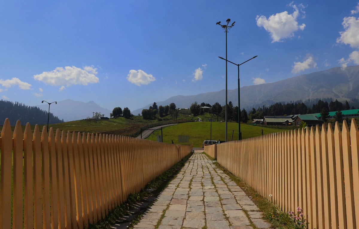 kashmiruksuhail's tweet photo. Way in the direction of Hotel Highland
📷 Zaid Ali
.
#gulmarg #kashmir #pics #clicktime https://t.co/pzXT0a10Ym