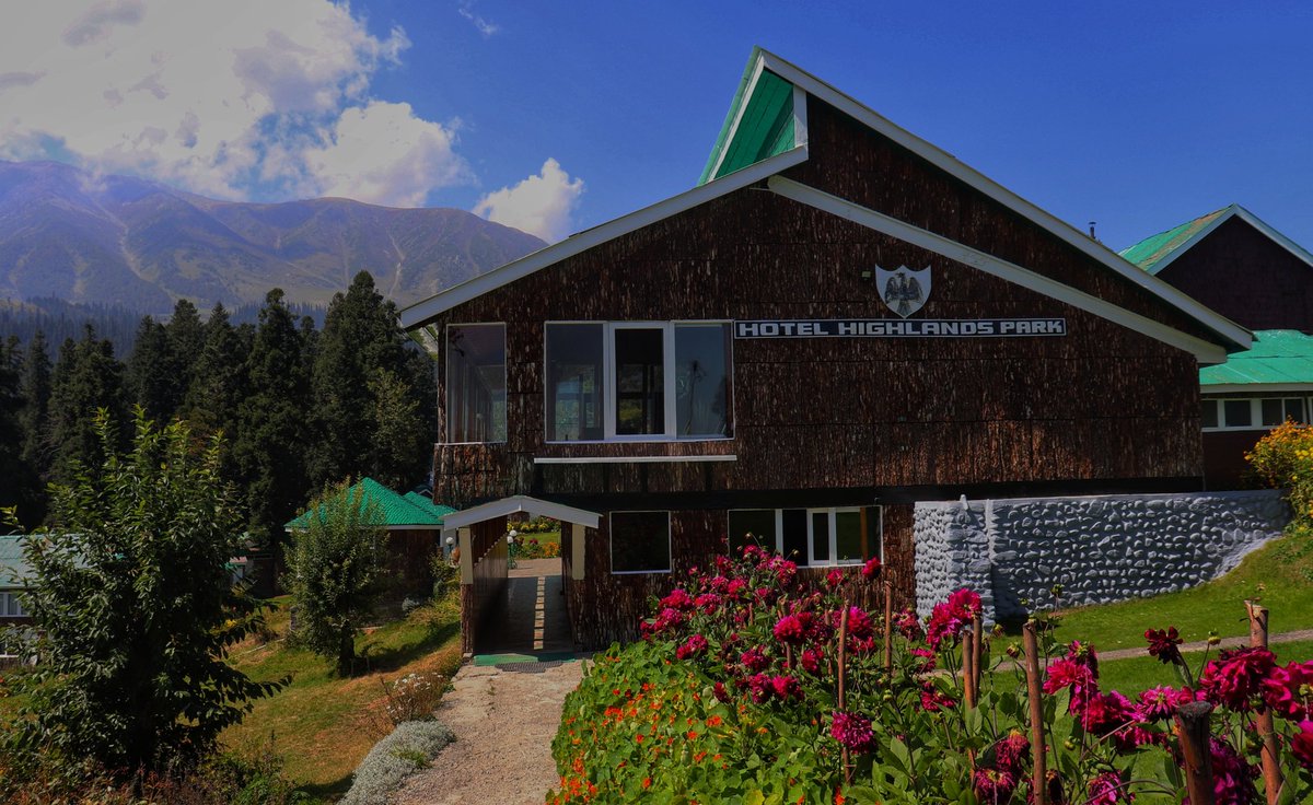 kashmiruksuhail's tweet photo. Way in the direction of Hotel Highland
📷 Zaid Ali
.
#gulmarg #kashmir #pics #clicktime https://t.co/pzXT0a10Ym
