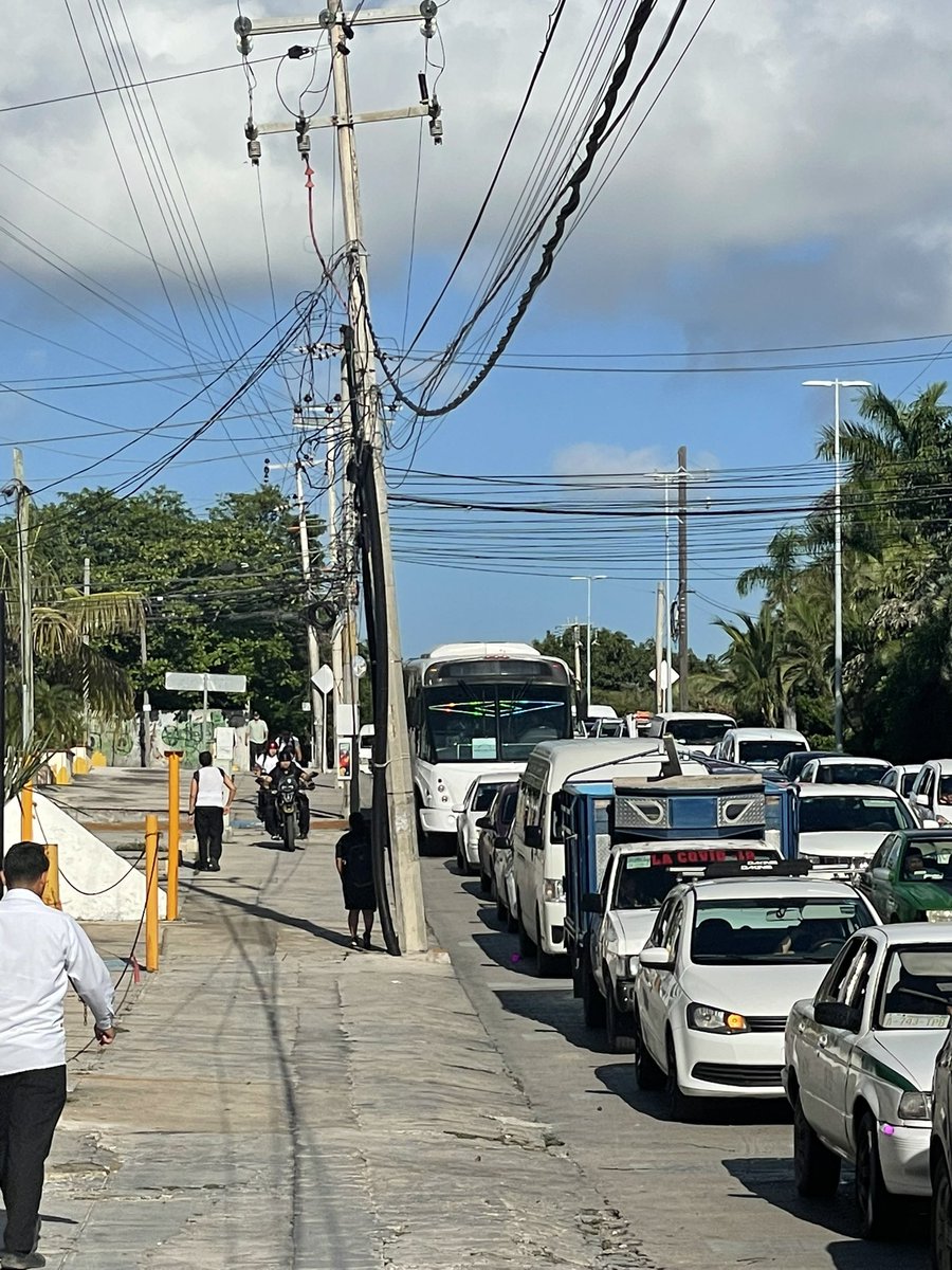 cabemalu's tweet photo. @TransitoBJ @PoliciadeCancun @CarlosJoaquin harto de que uno se tenga que quitar para que pasen las motos por la banqueta en Av. Coba, entrando a zona hotelera, pasan rapidísimo, esquivando a la gente, hasta que no suceda un accidente van a hacer algo. https://t.co/VsMicyoFAT
