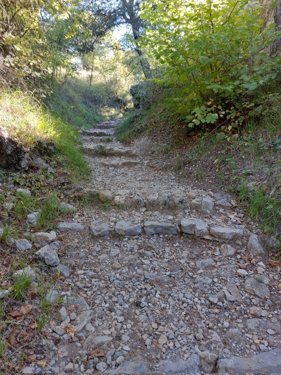 Ptje_VB's tweet photo. Klimmetje naar kapelletje dat boven Castellane uittoornt. 🌞🚶‍♀️🚶‍♂️🤪 https://t.co/k9OuRNcnTE