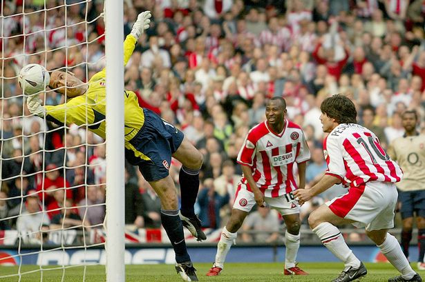 David Seaman turns 59 today. He is my favorite goalkeeper in Arsenal history. Happy birthday Dave! 