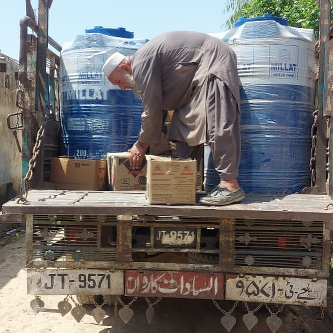 sikanderbizenjo's tweet photo. Water4All

We have rented a water tanker to provide clean drinking water in Naseerabad flood affected areas for at least a month to begin with. We have also installed 13 water tanks in different areas and will fill them with clean water everyday. 1/3 https://t.co/ENefr7t17N