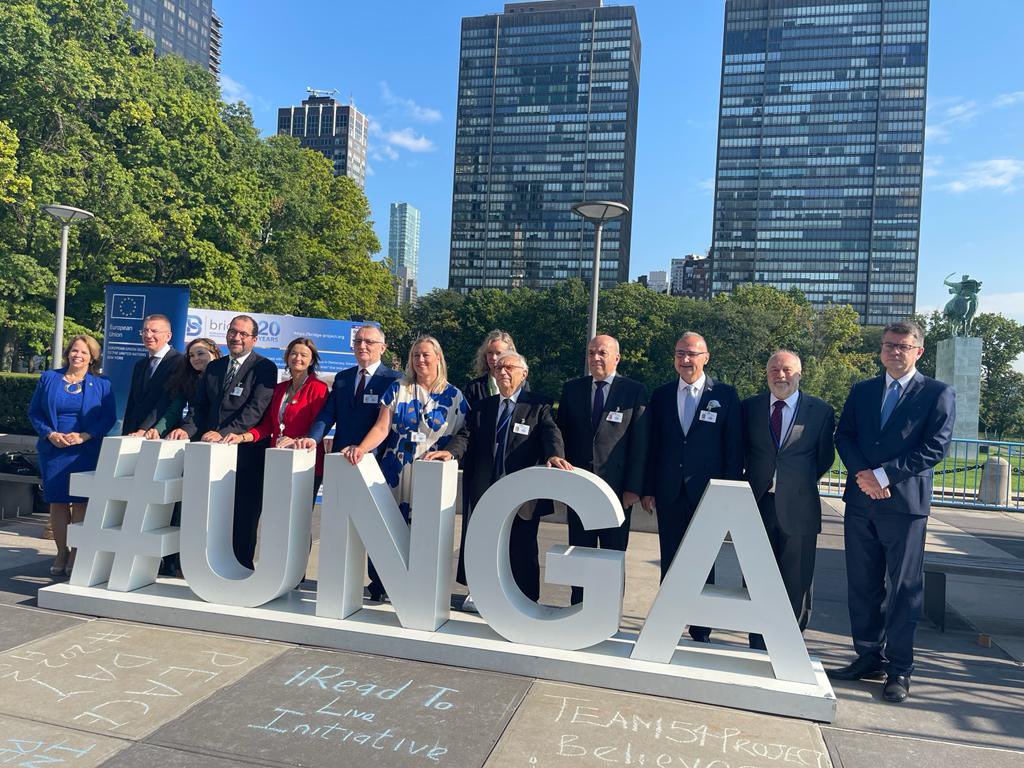 Italy 🇮🇹 participates in #SDGMoment with Minister of Education <a href="/ProfPBianchi/">Patrizio Bianchi</a>. 
2030 Agenda is at risk like never before. Development cannot wait, our children's #education cannot wait: Italy follows the UN call for action NOW. Young people and future generations cannot wait.