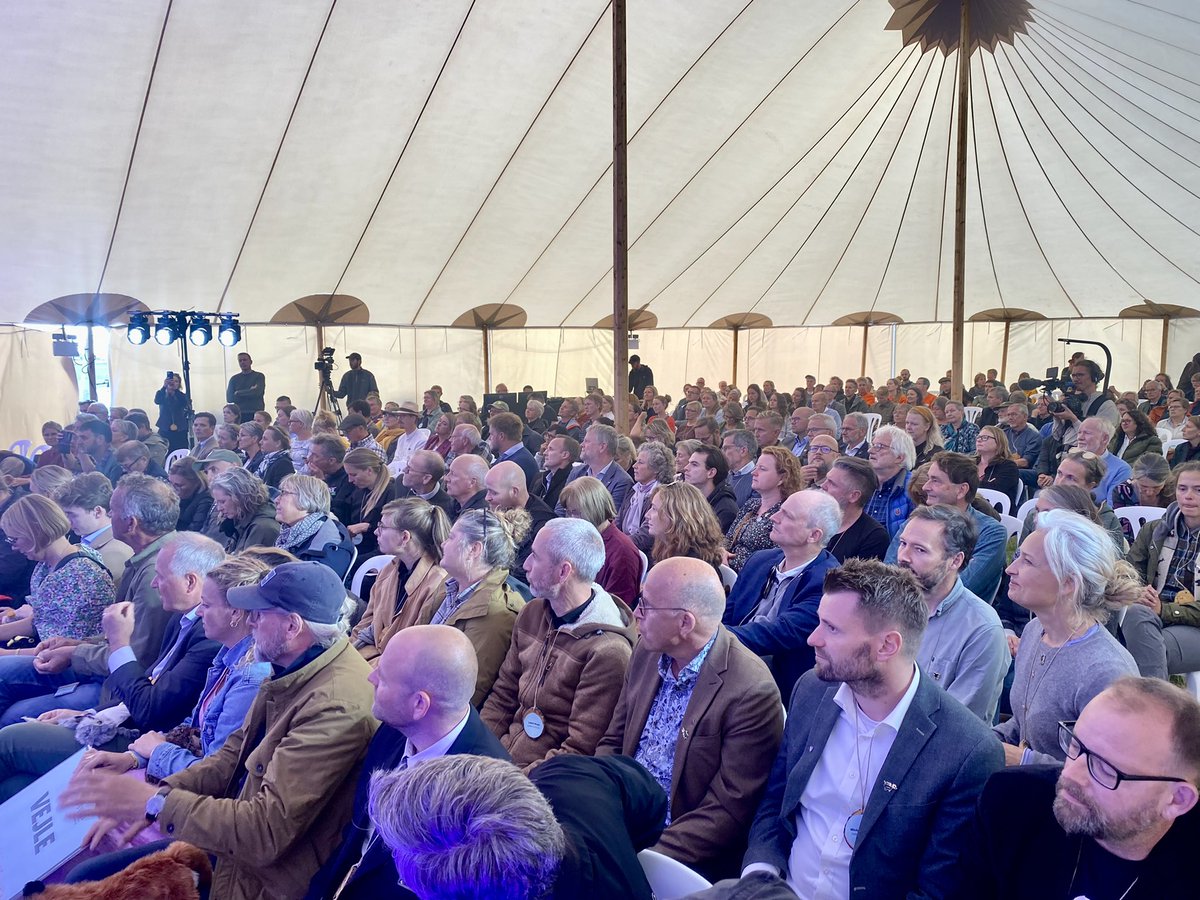 miljoemin's tweet photo. Teltet er fyldt, publikum er klar, og om lidt finder vi Danmarks Vildeste Kommune 🥇🌱 Følg med live her: https://t.co/2ILZaL3MHg #dkgreen #dkvild https://t.co/0MFDtkb927
