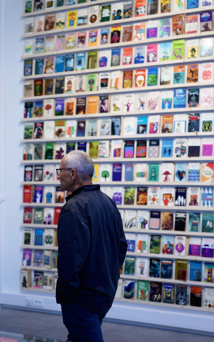 Grafill's tweet image. MAGASIN🚀– Billigboken var et demokratiserende prosjekt; kvalitetslitteratur, både klassikere og samtidslitteratur, med hyppig utgivelsesfrekvens og fokus på design - til en billig penge. Singstad og Karlsen forteller om Fakler og Lanterner utstillingen. grafill.no/magasin/et-dyp…