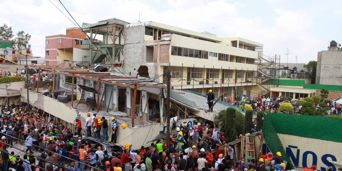 Simondor1959's tweet photo. Hoy te recordamos @Claudiashein como quien como responsable de regular las construcciones en la Alcaldia de Tlalpan dio su permiso para que se consumara la corrupción que asesinara a niños y maestros en un colegio. https://t.co/CqgWVP8WLt
