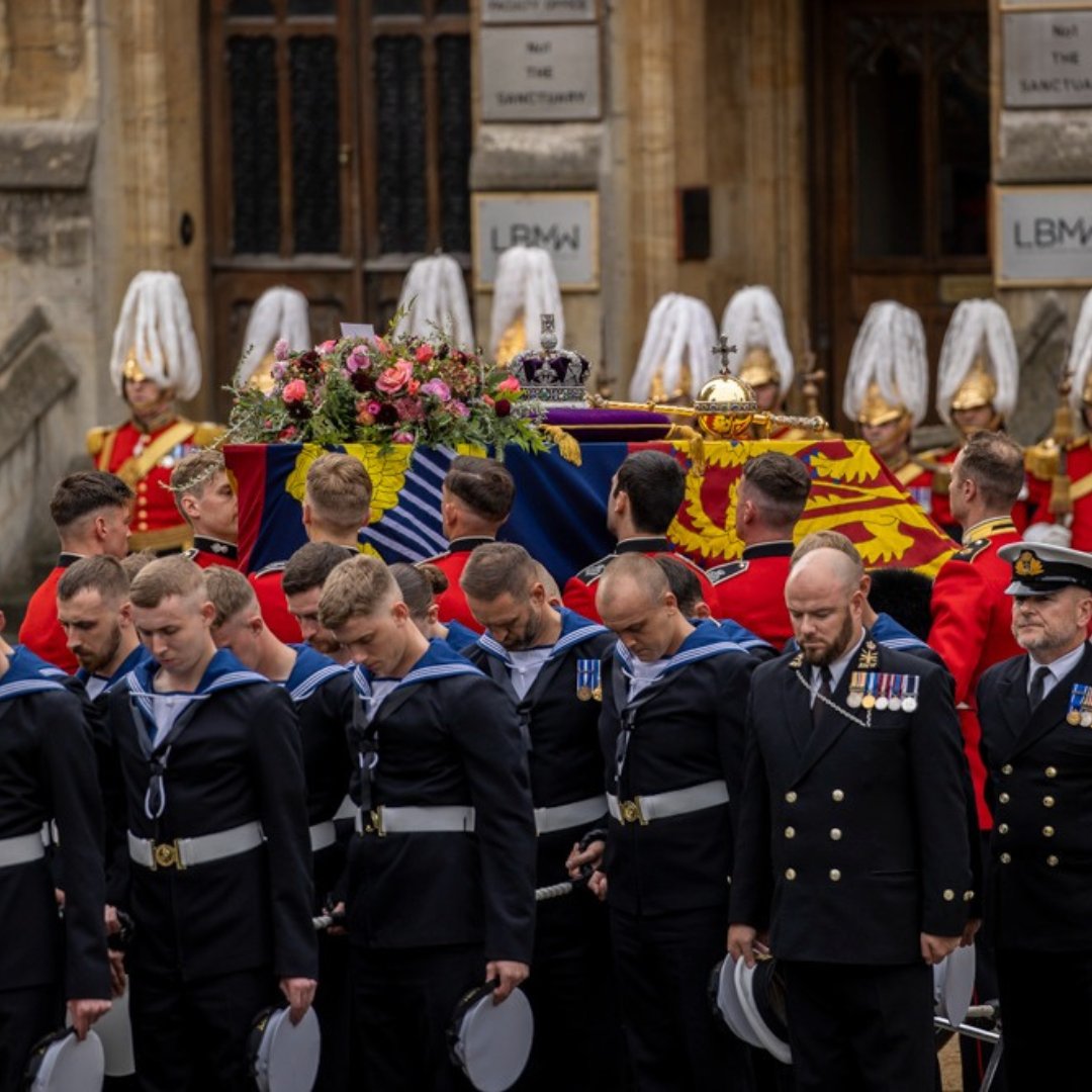 After The State Funeral service, the Bearer Party formed of personnel from The Queen’s Company, 1st Battalion @GrenadierGds moved the coffin of Her Majesty The Queen from Westminster Abbey to the State Gun Carriage. 📷 MOD