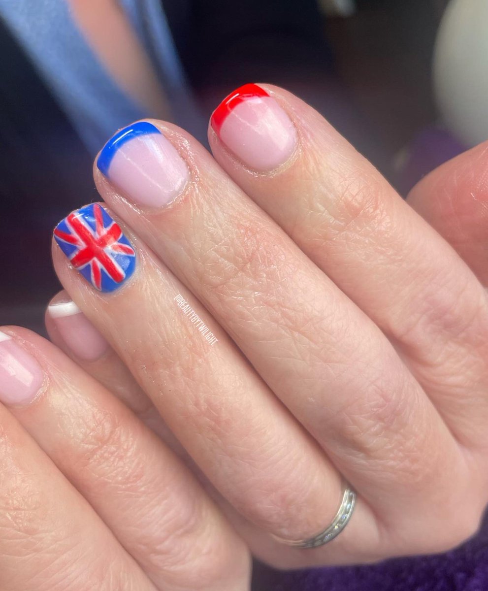 TwilightHair's tweet photo. In memory of our Queen whilst we pay respect, 1926 - 2022❤️🤍💙 https://t.co/RVvhTwN9Pi