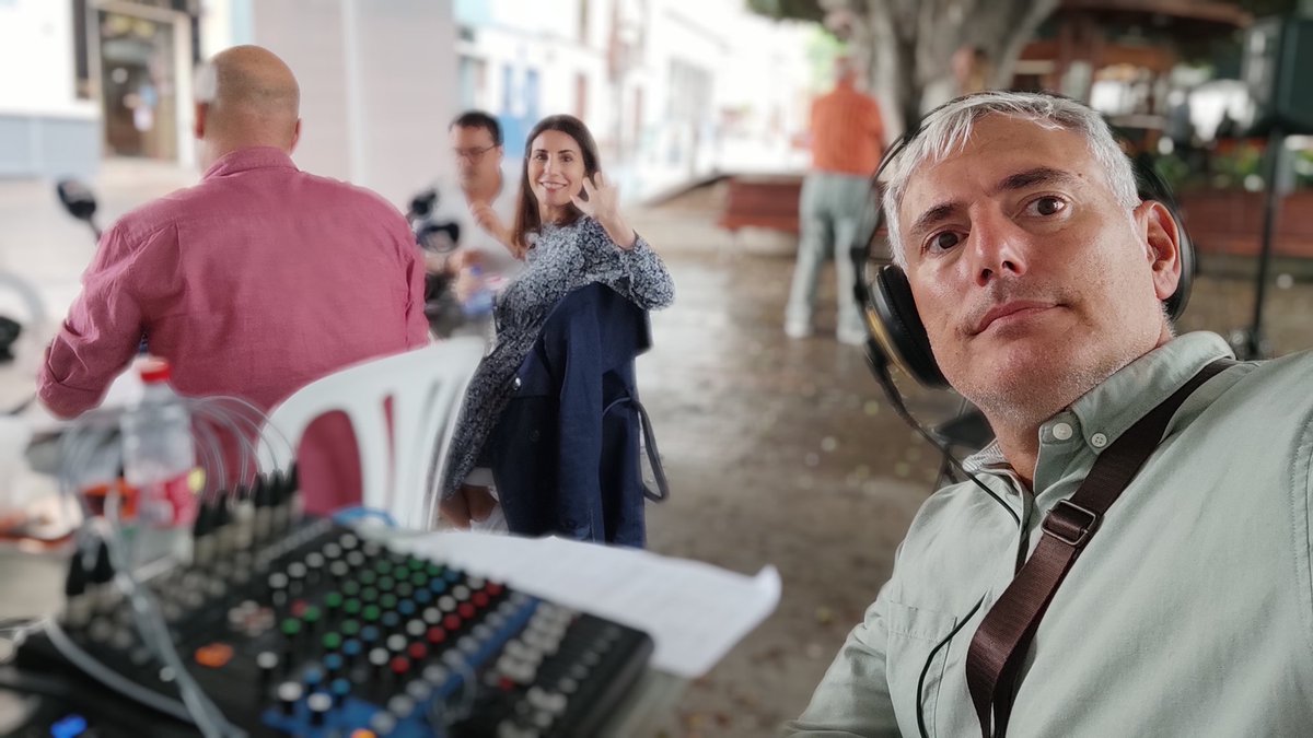 AncorRodriguez4's tweet photo. Hoy hace un alo que nació el volcán, luego vino el volcan mediático. Un alo después hacemos todos los programas desde aquí y estremece ver quedó el paisaje y como ha marcado a tanta gente. Sacando los equupos de paseo con @mercedesmartinr https://t.co/yX3eLR2BFt