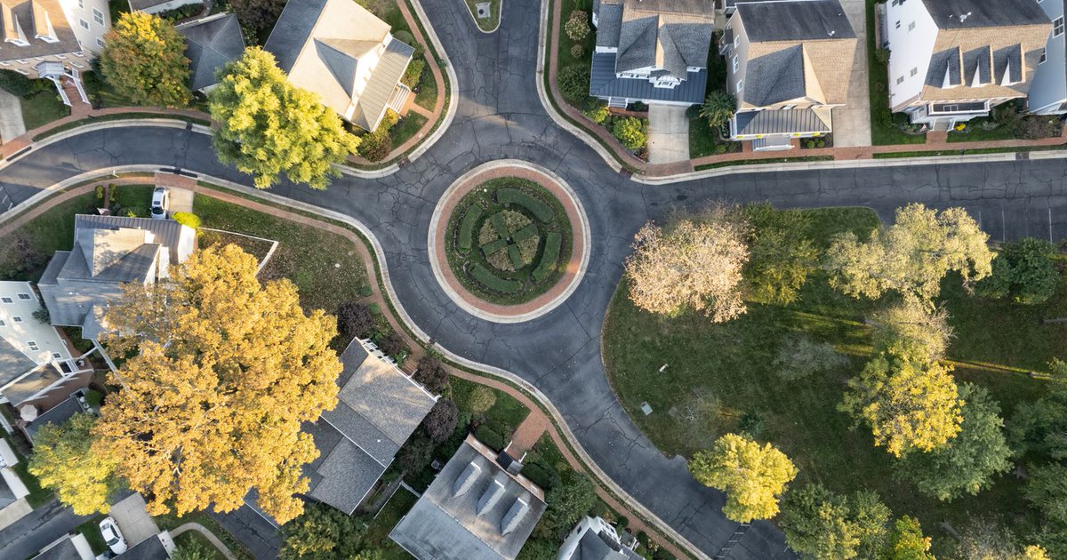 NASEMTRB's tweet photo. It is #RoundaboutsWeek. Explore the May 2022 TRB 6th Roundabouts Conference presentations. Spotlights included mini/compact design, trucks, and non-motorized users. We've even got one specifically on the success of Roundabout Week! https://t.co/d30TX6WwLQ https://t.co/xhY5SLz7mo