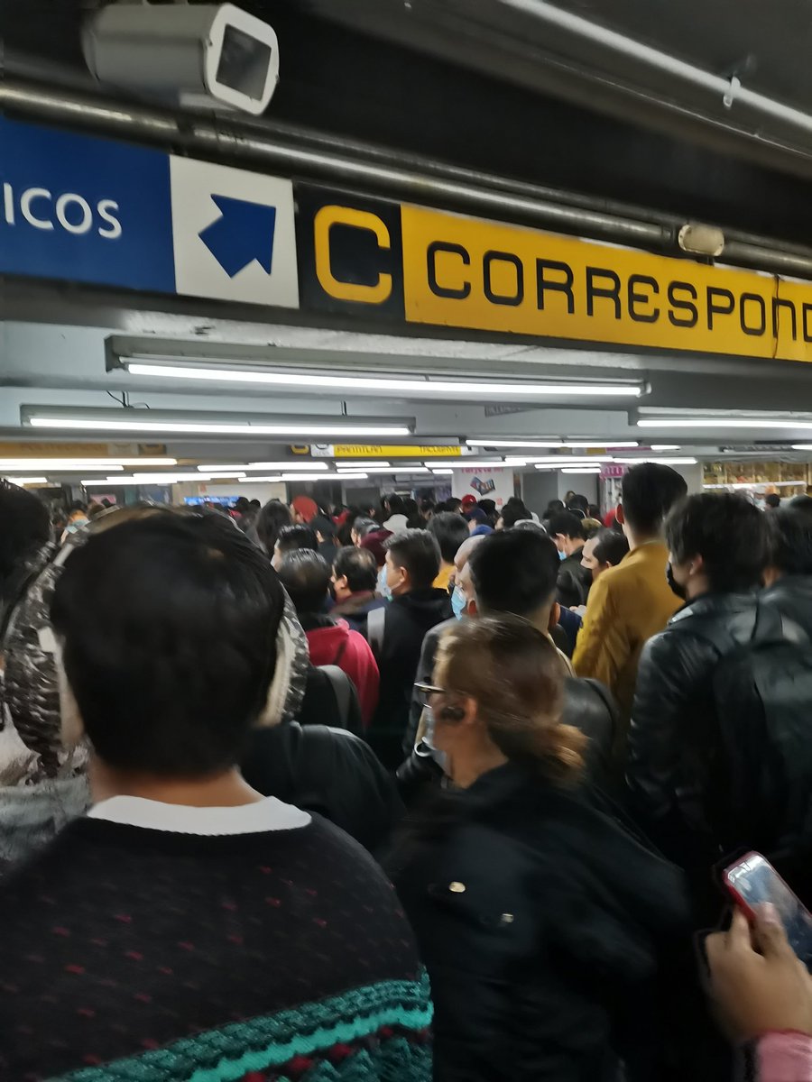 MisterMantonio's tweet photo. Soy de la idea de que @MetroCDMX @GobCDMX y @Claudiashein deberían ofrecer un justificante para el trabajo por llegar tarde. Con la renovación del la línea 1, el metro se ha vuelto un caos peor del que era. No obstante, el día de hoy, fue una espera de más de 70 mins... https://t.co/iPJLYQzkLs