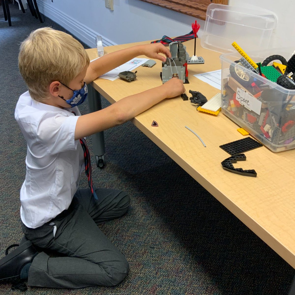 maclachlan_ca's tweet photo. Our Grade 3 #innovators brought their ideas to life after being inspired by the book #MadebyMaxine by @RuthSpiro and @hollyhatam, a story that encourages creativity, determination, and a #makermindset.

#Innovation #MakerSpace #MindsOn #HandsOnLearning #TechnologyEd https://t.co/rxo0PmxgYW
