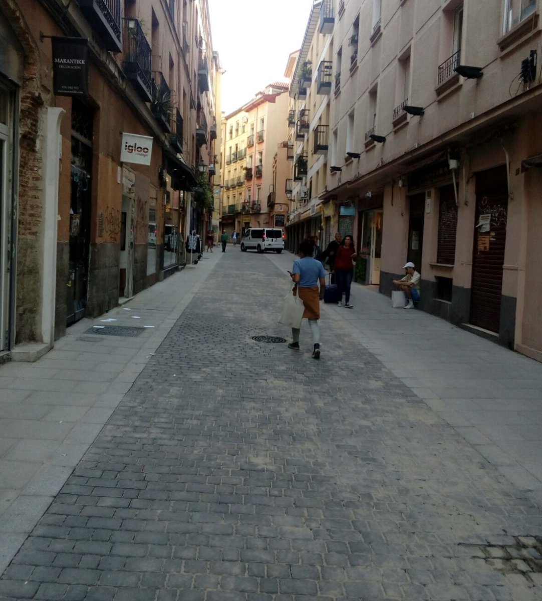 Transxte's tweet photo. Por lo tanto, recuerda, en calles:

✅ De plataforma única
✅ Prioridad residencial
✅ Con limitación a <20 km/h

Se puede circular a contramarcha ciclista https://t.co/hbZS21BBgG